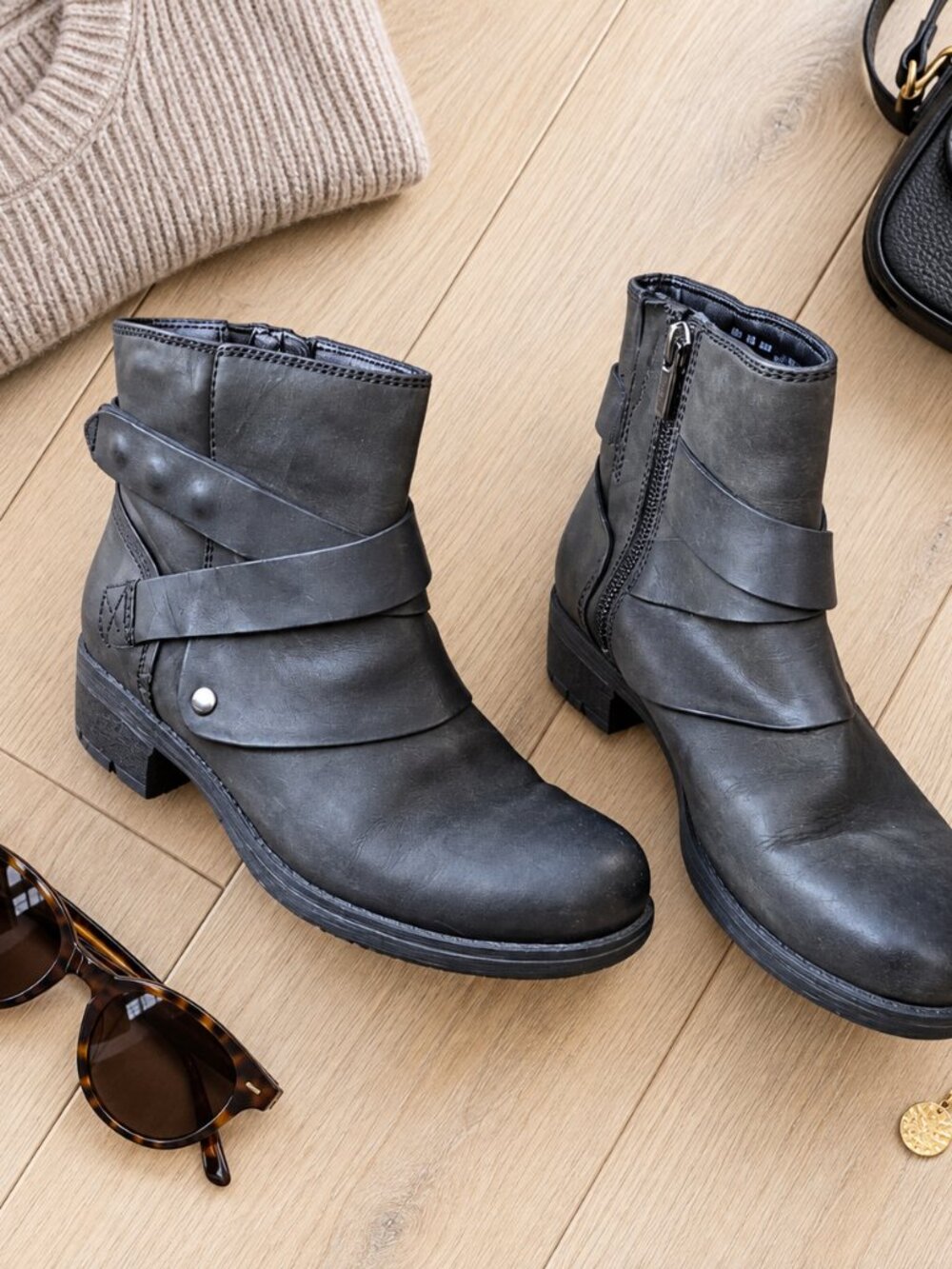 ✨Clarks Mansi Calla Distressed Charcoal Black Leather Moto Boots 8.5✨